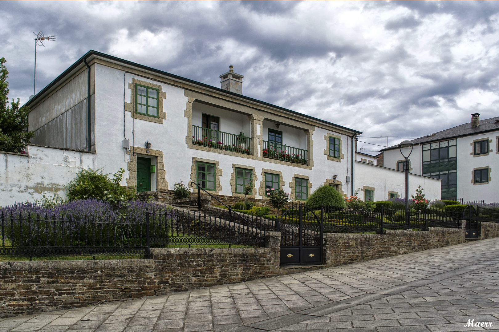 Casas  nuevas del pueblo de Portomarín