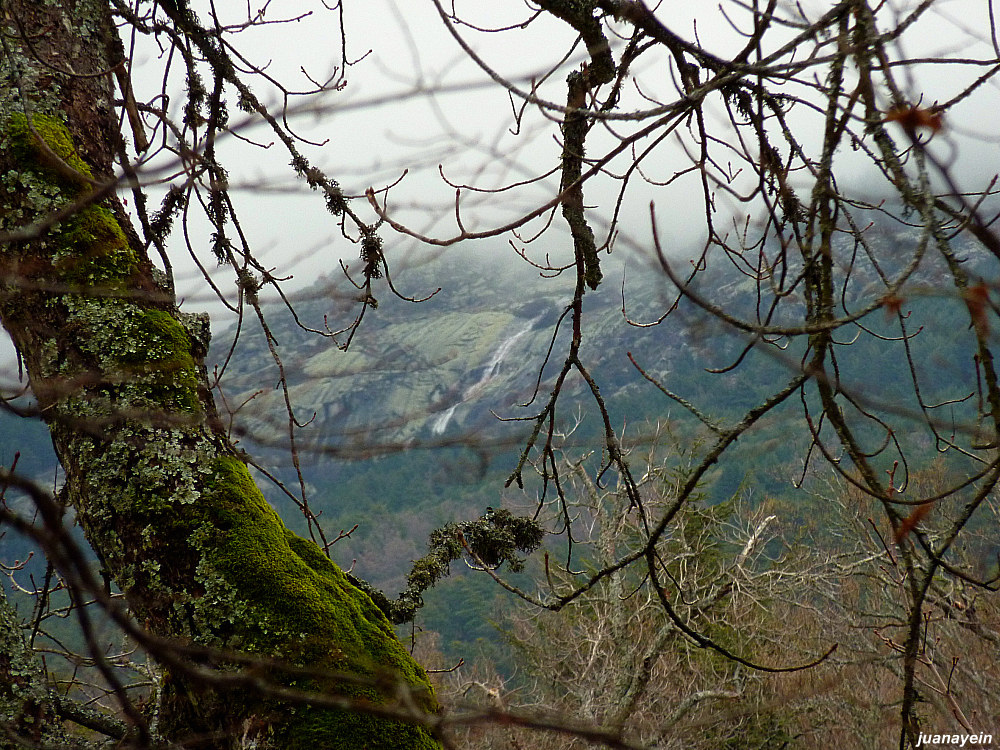 Cascada a lo lejos