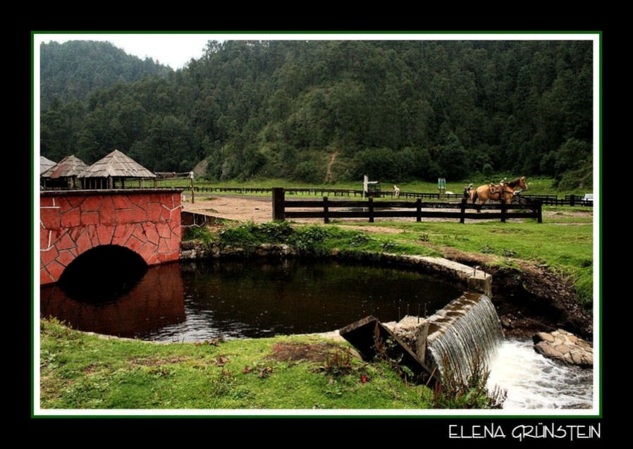 Cascada con puente