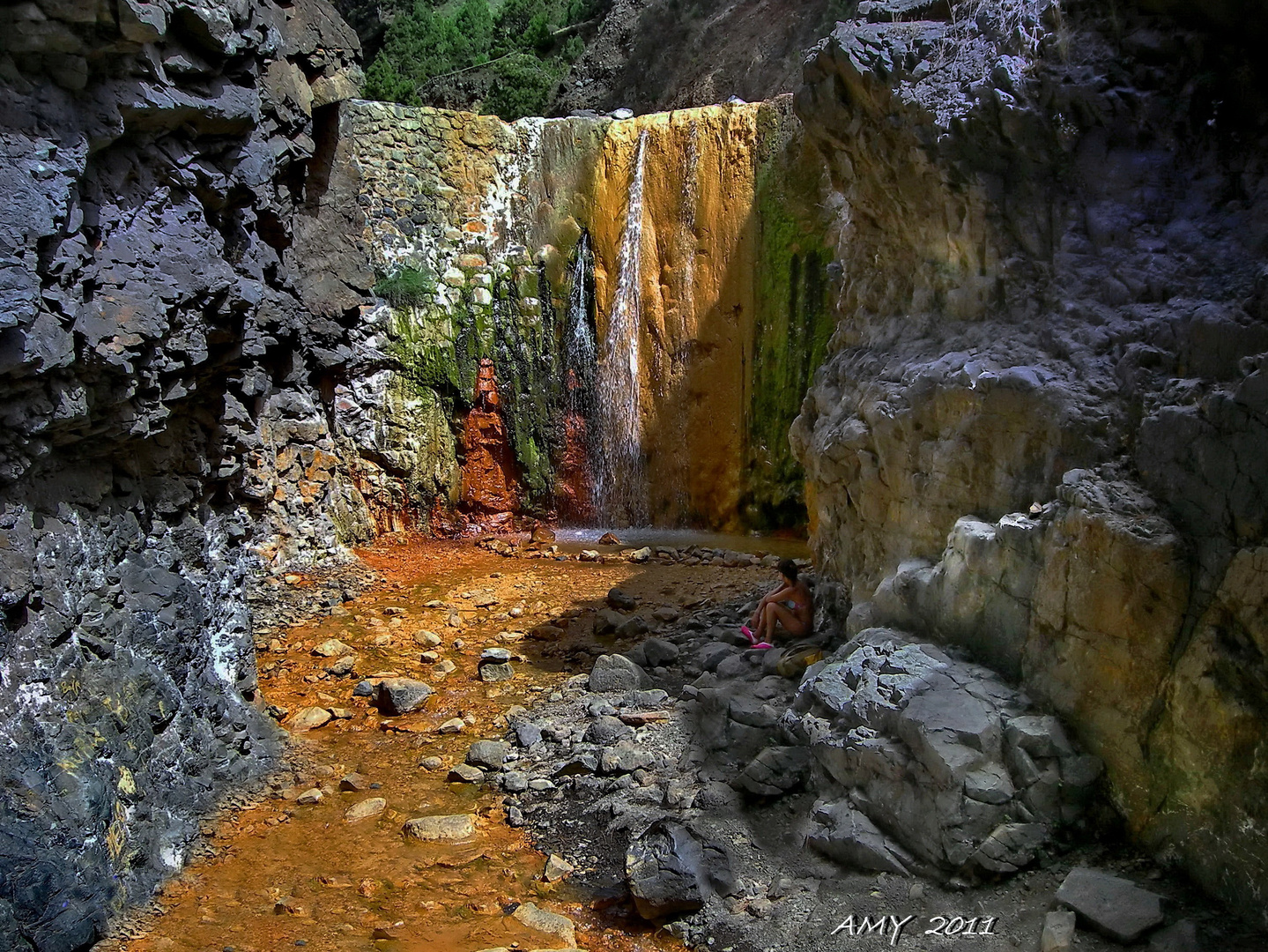 CASCADA DE COLORES y TESSA P. REFLEXIONANDO.