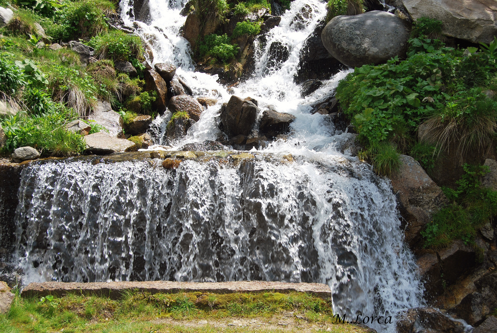 cascada en el camino