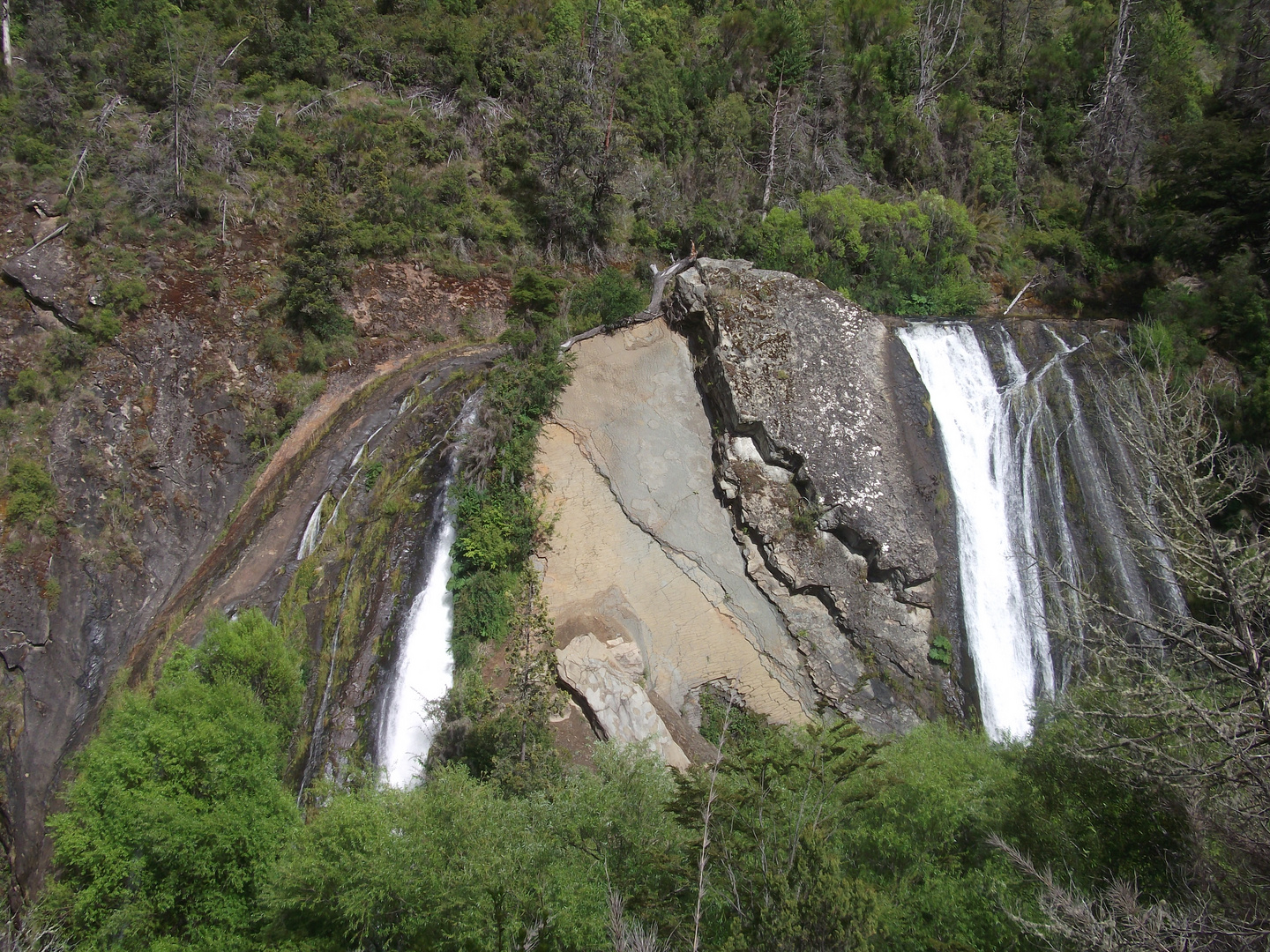 Cascada escondida