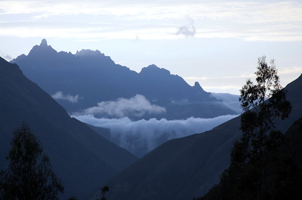 Cascadas de nubes en Ollantaytambo.