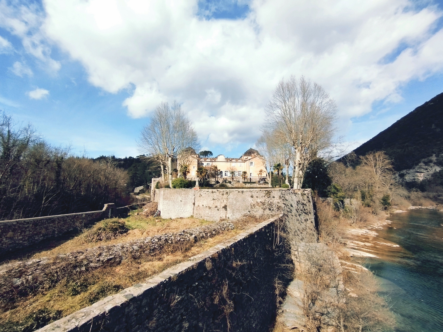 Cascade de la Vis et  son château ...