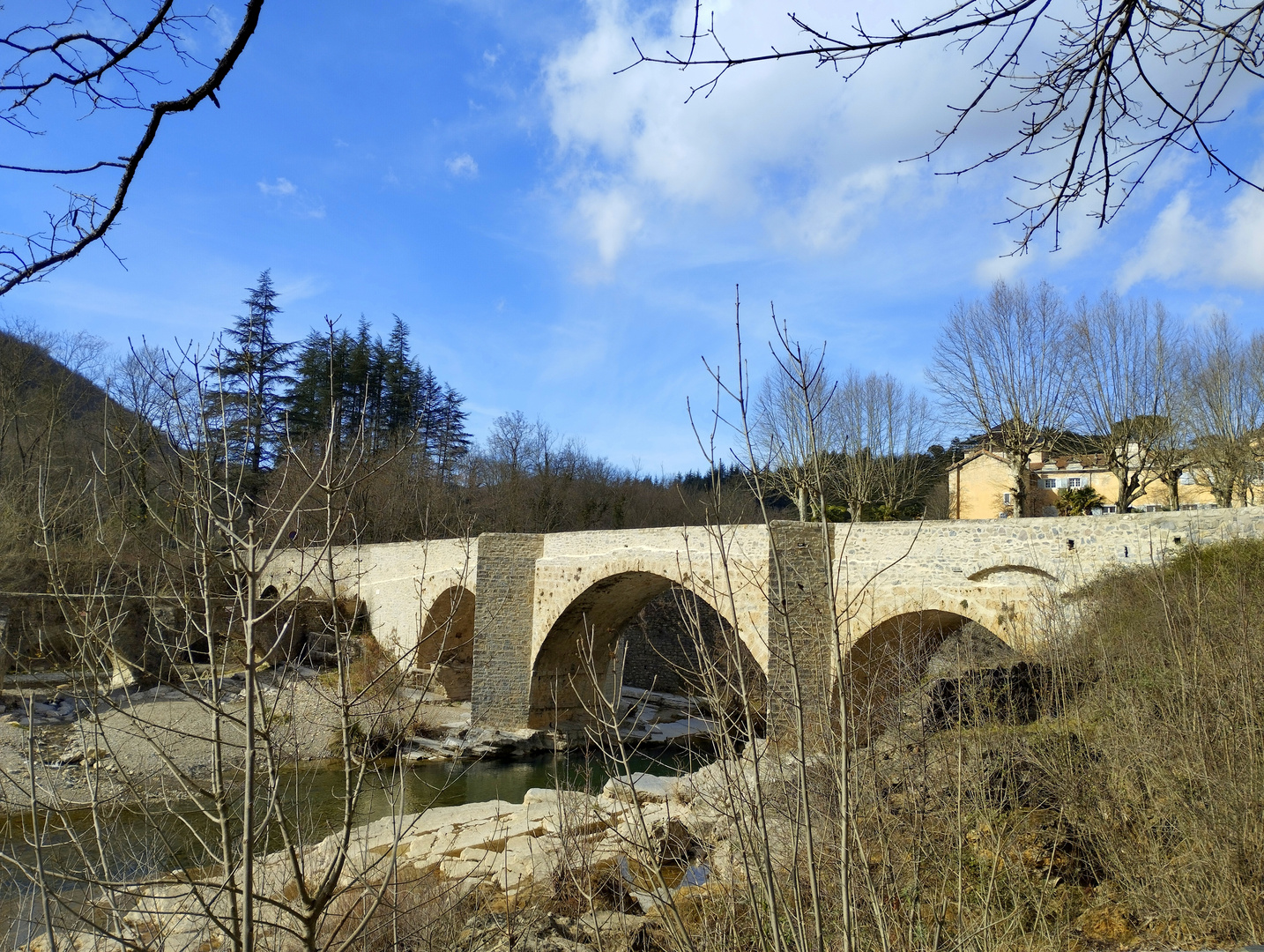 Cascade de la Vis et  son château ...