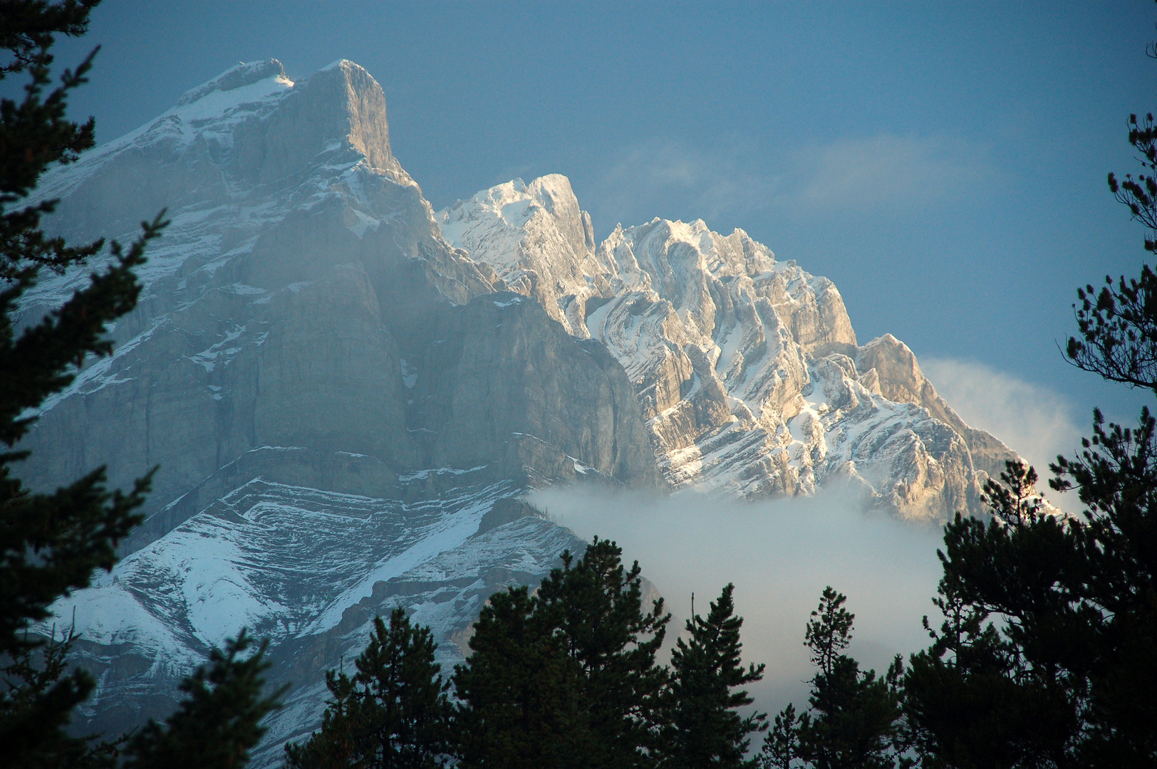 Cascade Mountain mit einem Hauch von Schnee