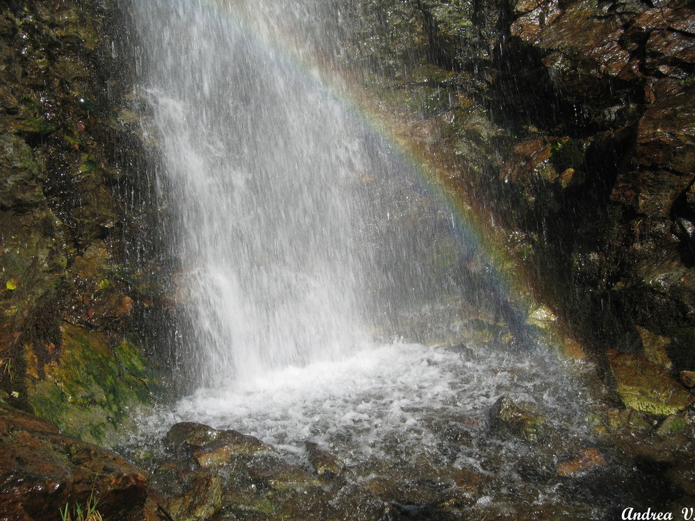 Cascata con arcobaleno