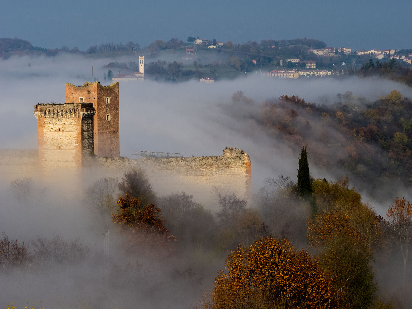 cascata di nebbia ...al castello di Romeo