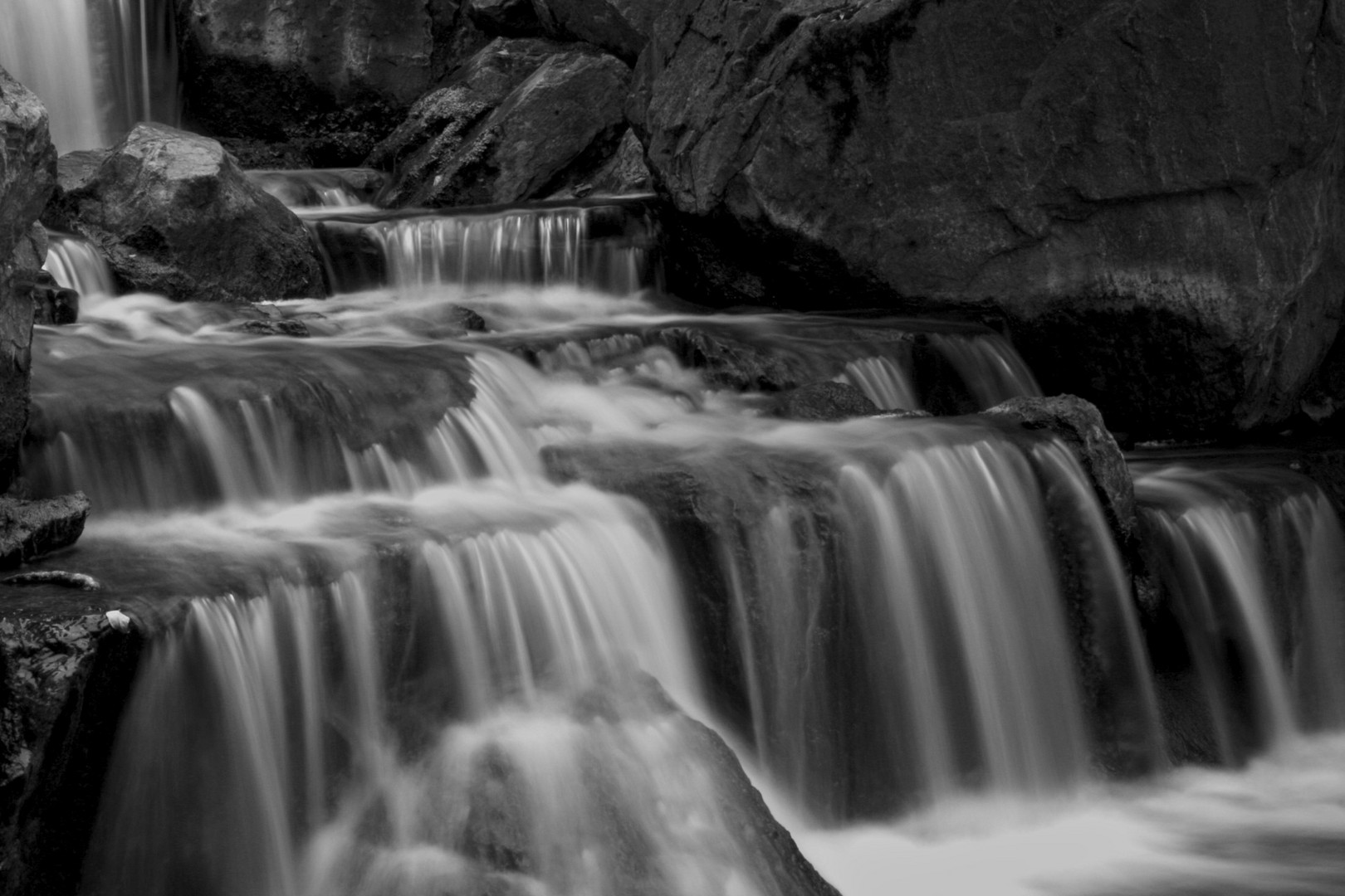 Cascata in bianco e nero