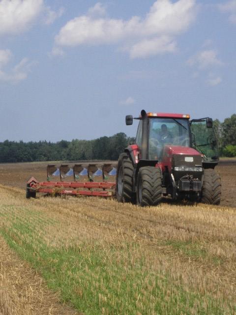 Case beim Pflügen