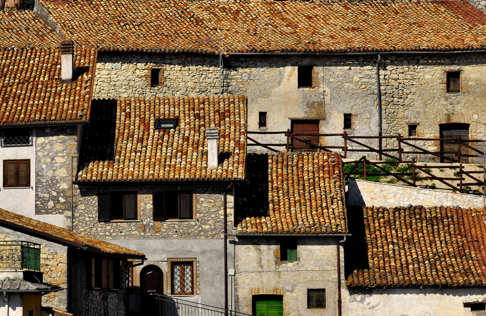 Case di ieri... testimonianze d'oggi: tetti a Vallinfreda