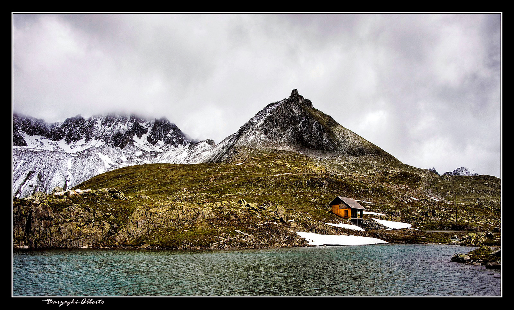 casetta sul lago di montagna  