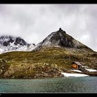 casetta sul lago di montagna  