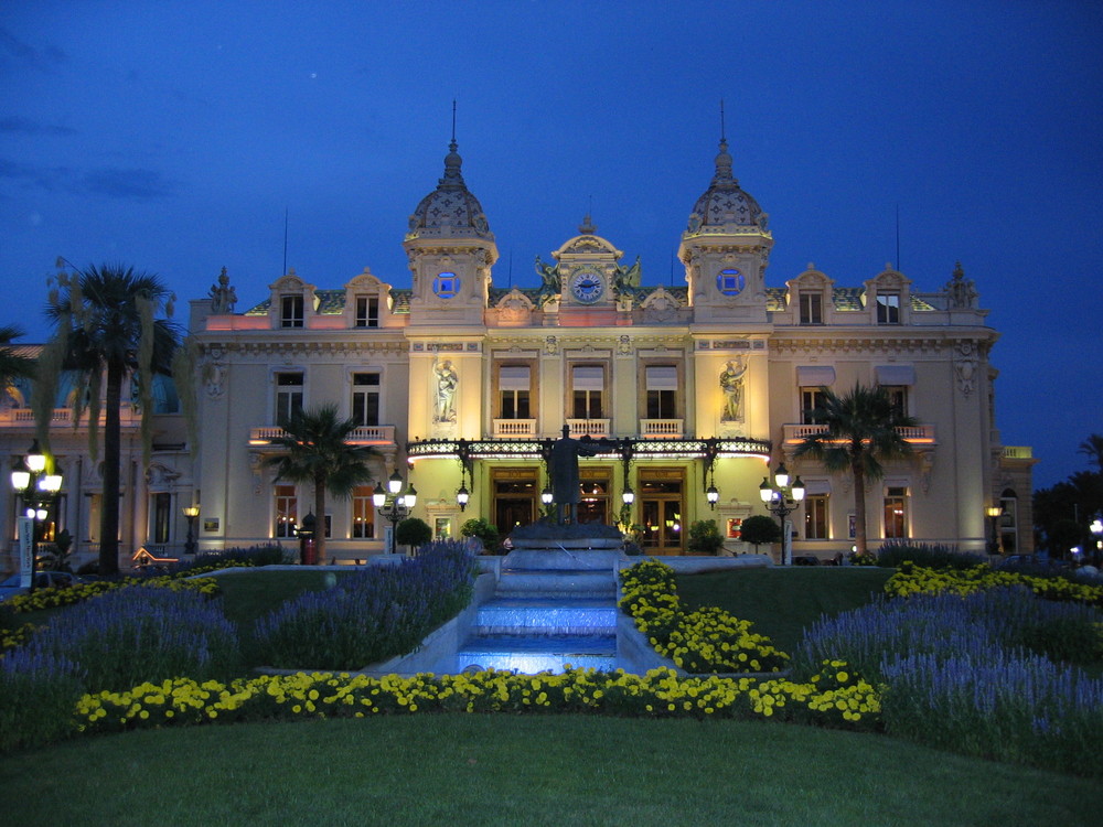 Casino in Monaco in der Abenddämmerung