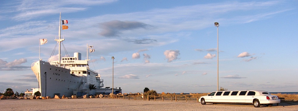 Casinoschiff mit Stretchlimosine