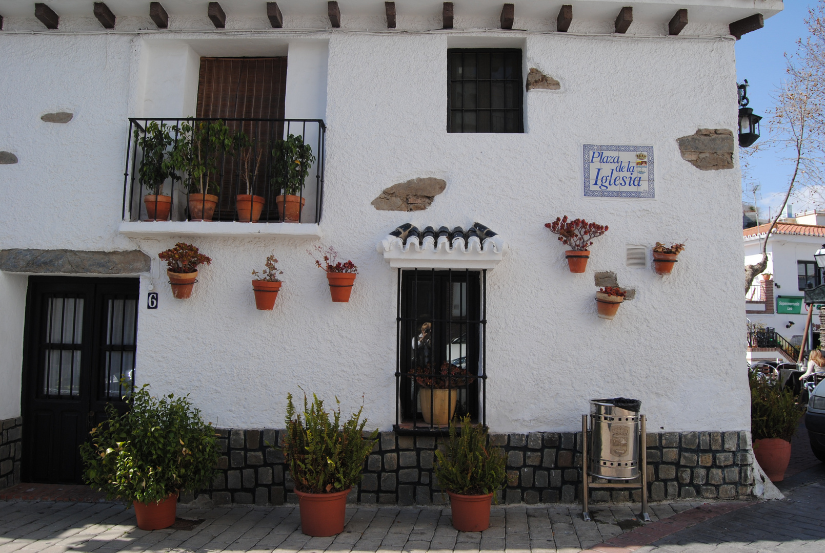 CASITA BLANCA EN LA PLAZA DE LA IGLESIA