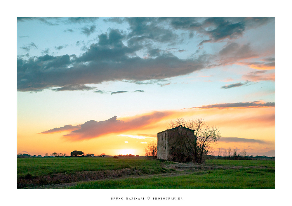 Casolare al Tramonto Foto % Immagini| paesaggi, campagna, nuvole Foto