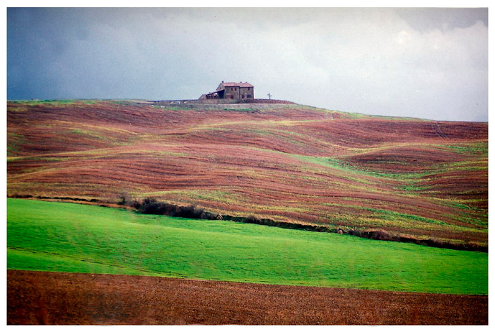 casolare sulle colline