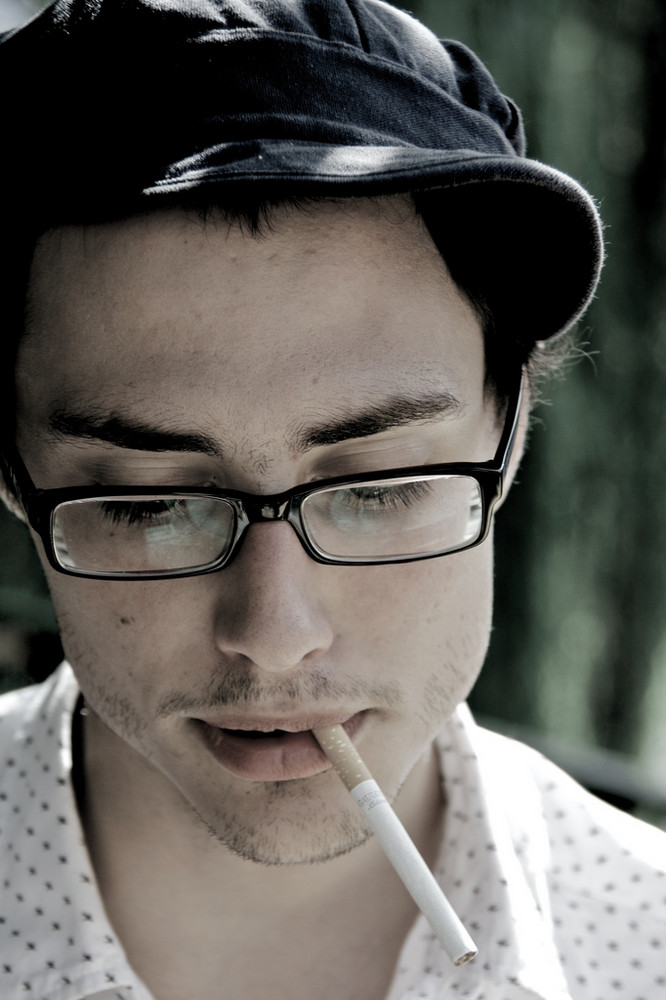 Casquette, lunettes et cigarette...