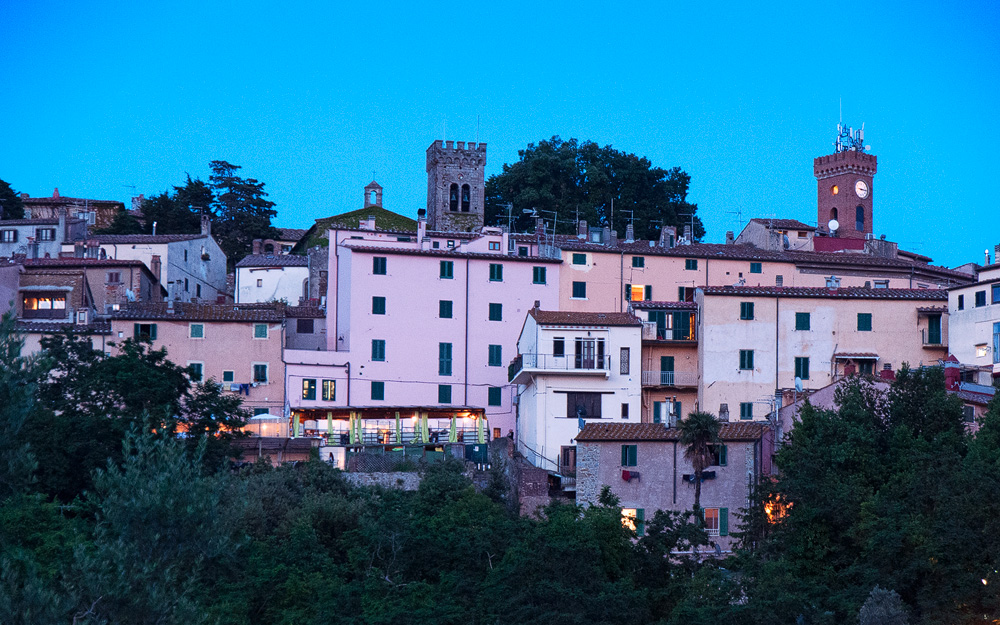 Castagneto Carducci zur Blauen Stunde