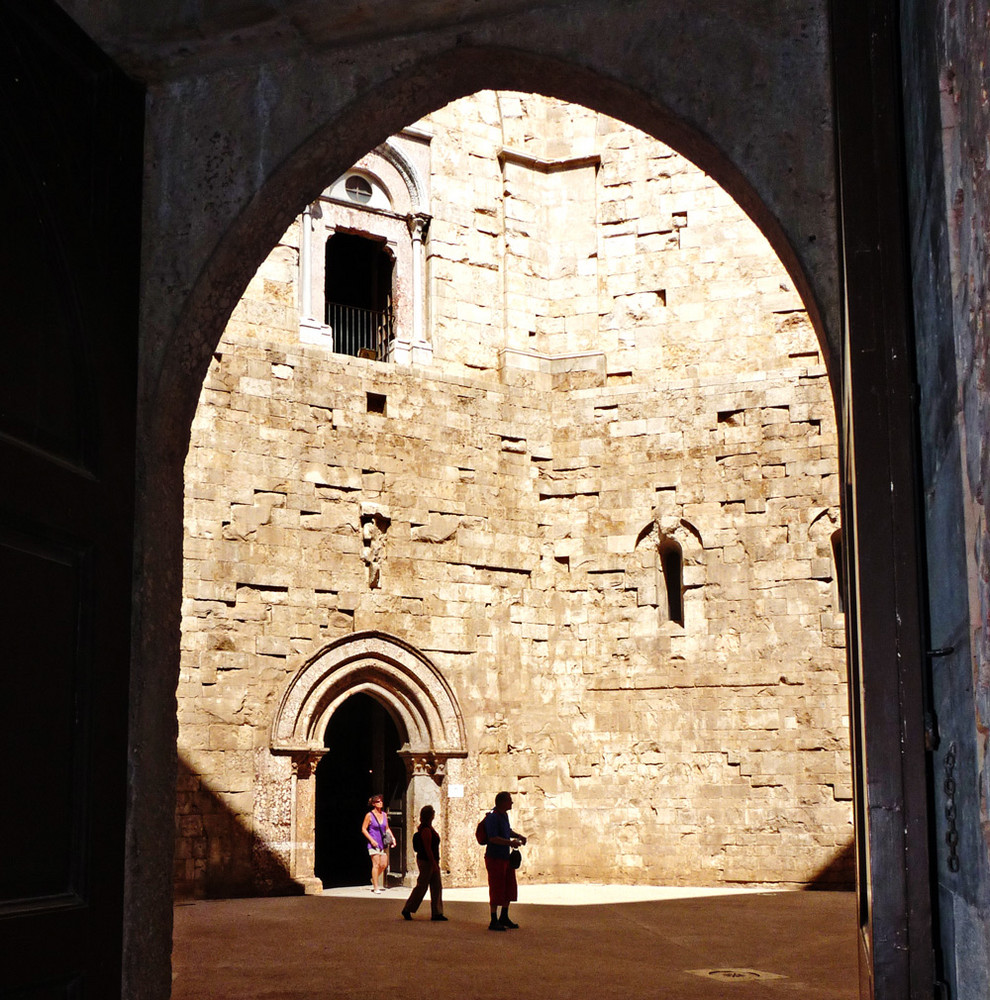 CASTEL DEL MONTE-INNENHOF