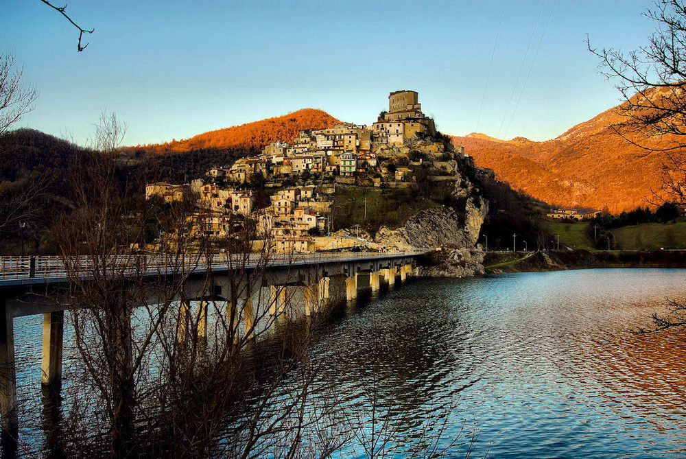 Castel di Tora sul lago