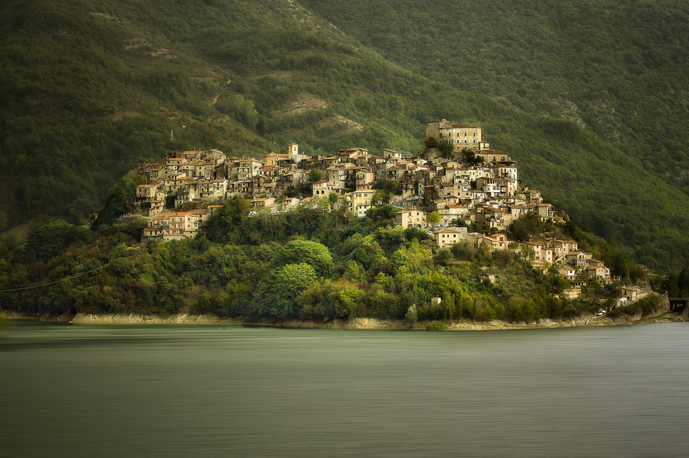 Castel di Tora sul lago Turano