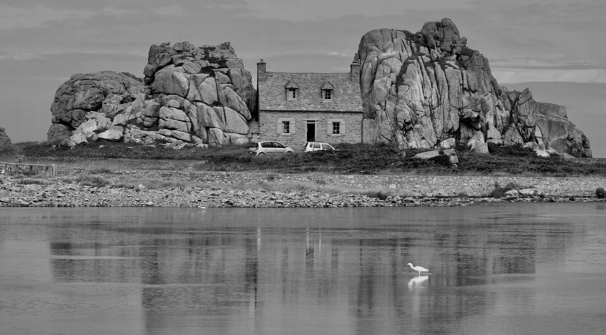 Castel Meur, la petite maison entre les rochers 