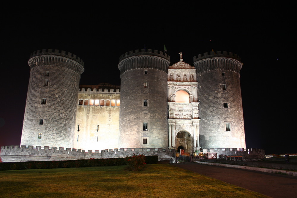 Castel Nuovo ( oppure Maschio Angioino)