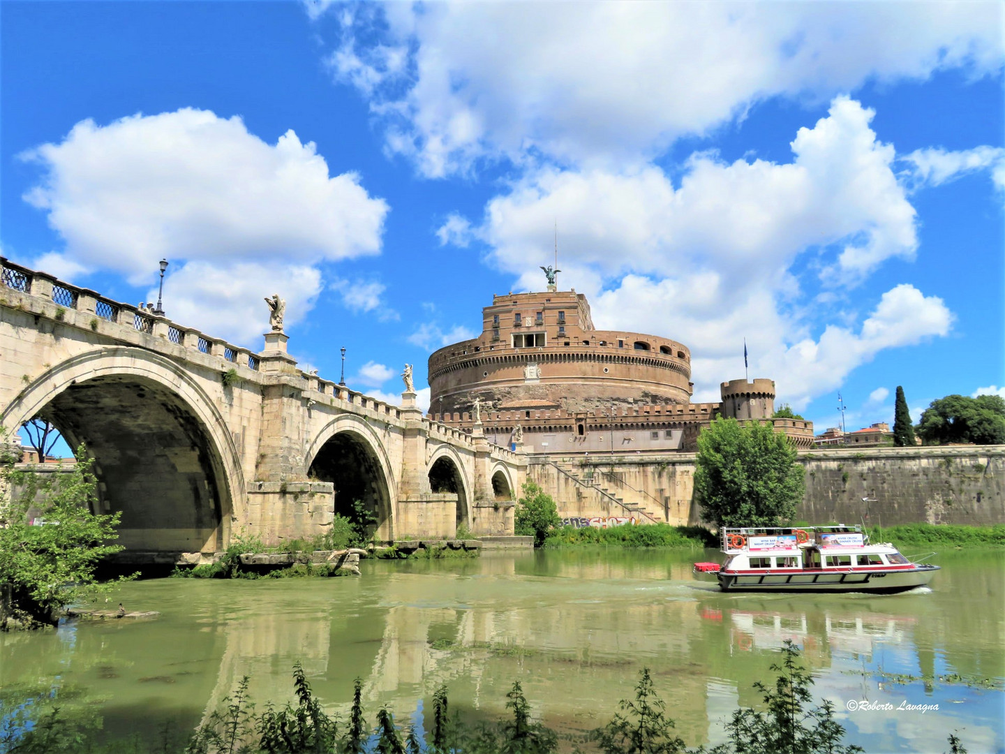 Castel Sant'Angelo con battello sul Tevere