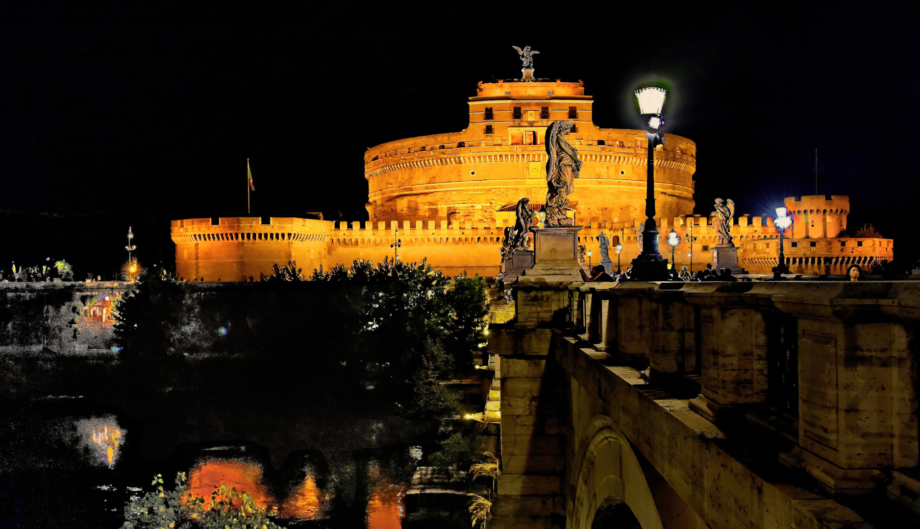 Castel Sant'Angelo und Ponte Sant'Angelo spiegelt sich im Tiber