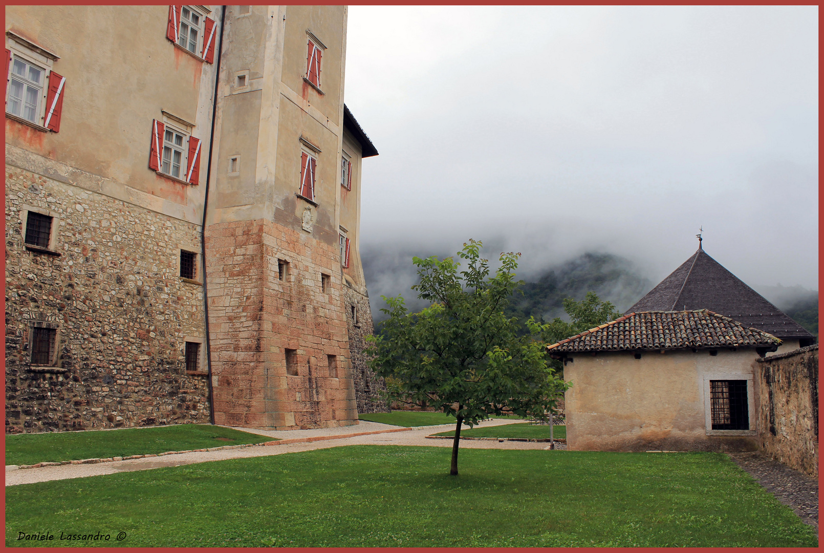 Castel Thun - cortile esterno