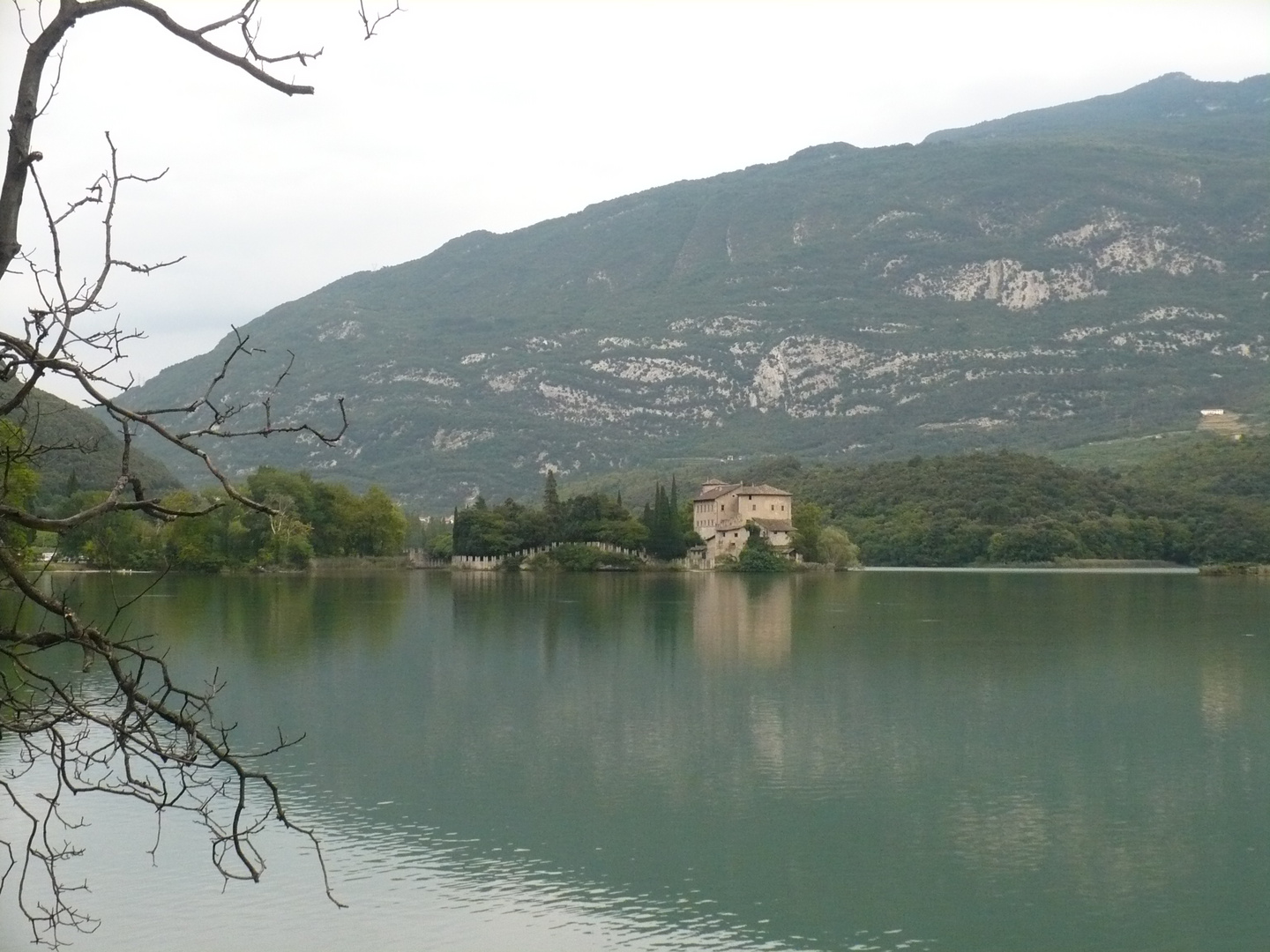 castel Toblino (tn) con il lago omonimo