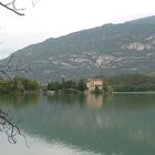 castel Toblino (tn) con il lago omonimo