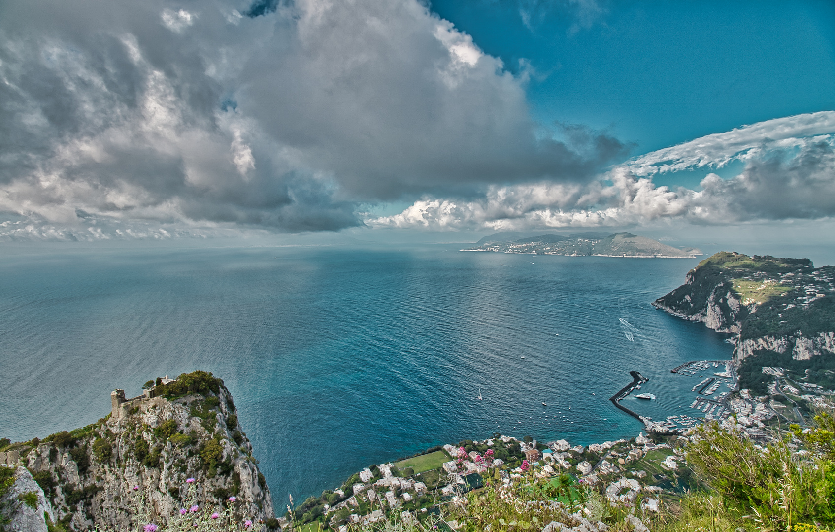 Castello Barbarossa e golfo di Napoli