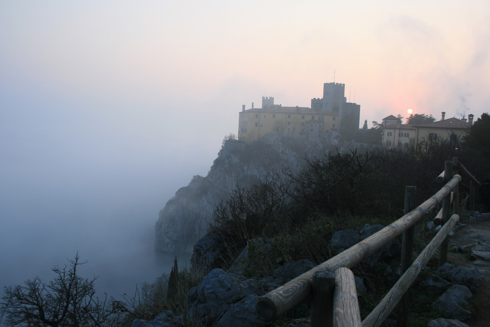 CASTELLO DI DUINO AVVOLTO NELLA NEBBIA