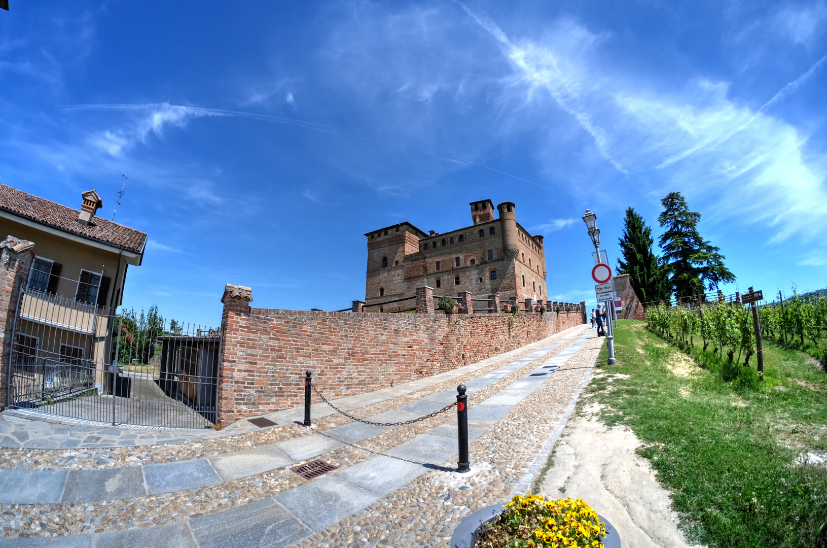 ... Castello di Grinzane Cavour ...