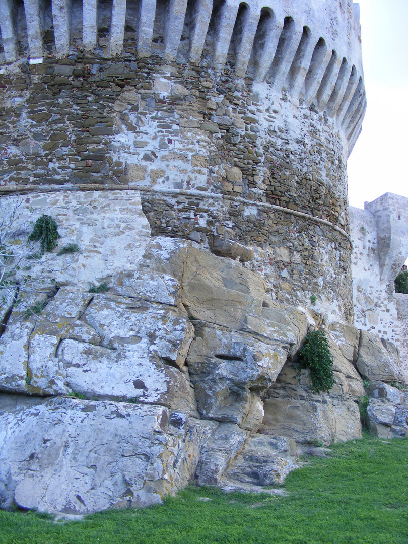 Castello di Populonia - fondamenta della torre