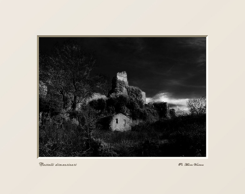 Castello di Sacco muro B&W