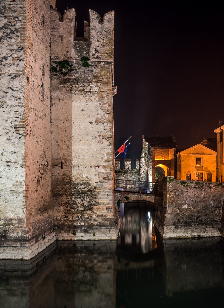 Castello di Sirmione by night