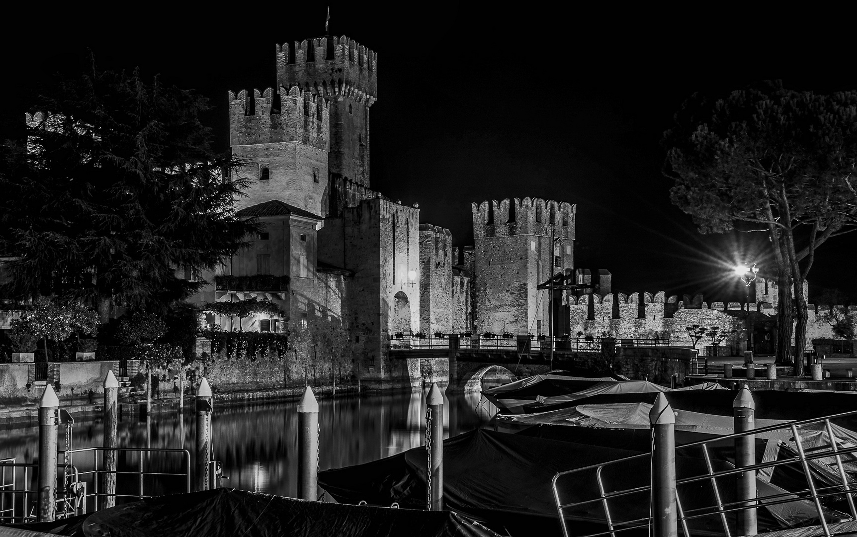 Castello di Sirmione by night