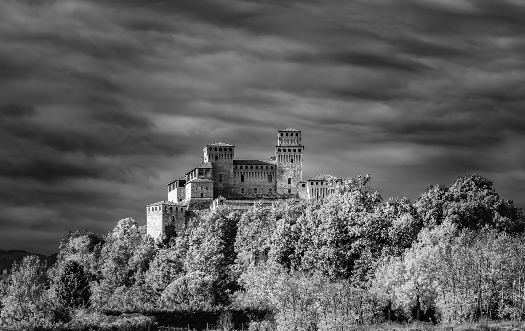 Castello di Torrechiara b&w