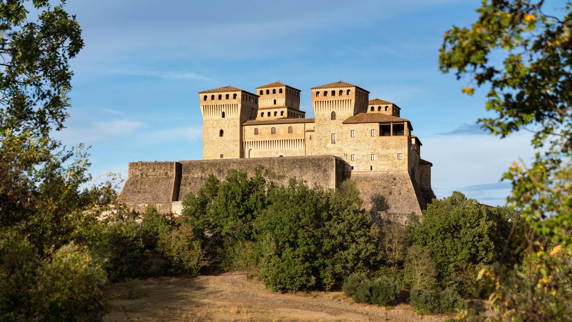 Castello di Torrechiara in der Abendsonne 