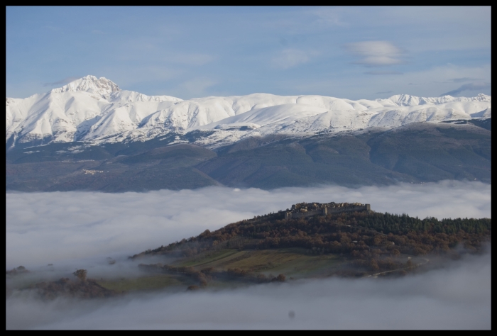 Castello d'Ocre (AQ) appartenuto ai Medici con sfondo Gran Sasso