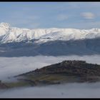 Castello d'Ocre (AQ) appartenuto ai Medici con sfondo Gran Sasso