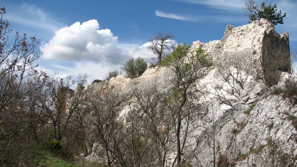 castello raso al suolo sulla collina di San Felice d'ocre dopo il terremoto