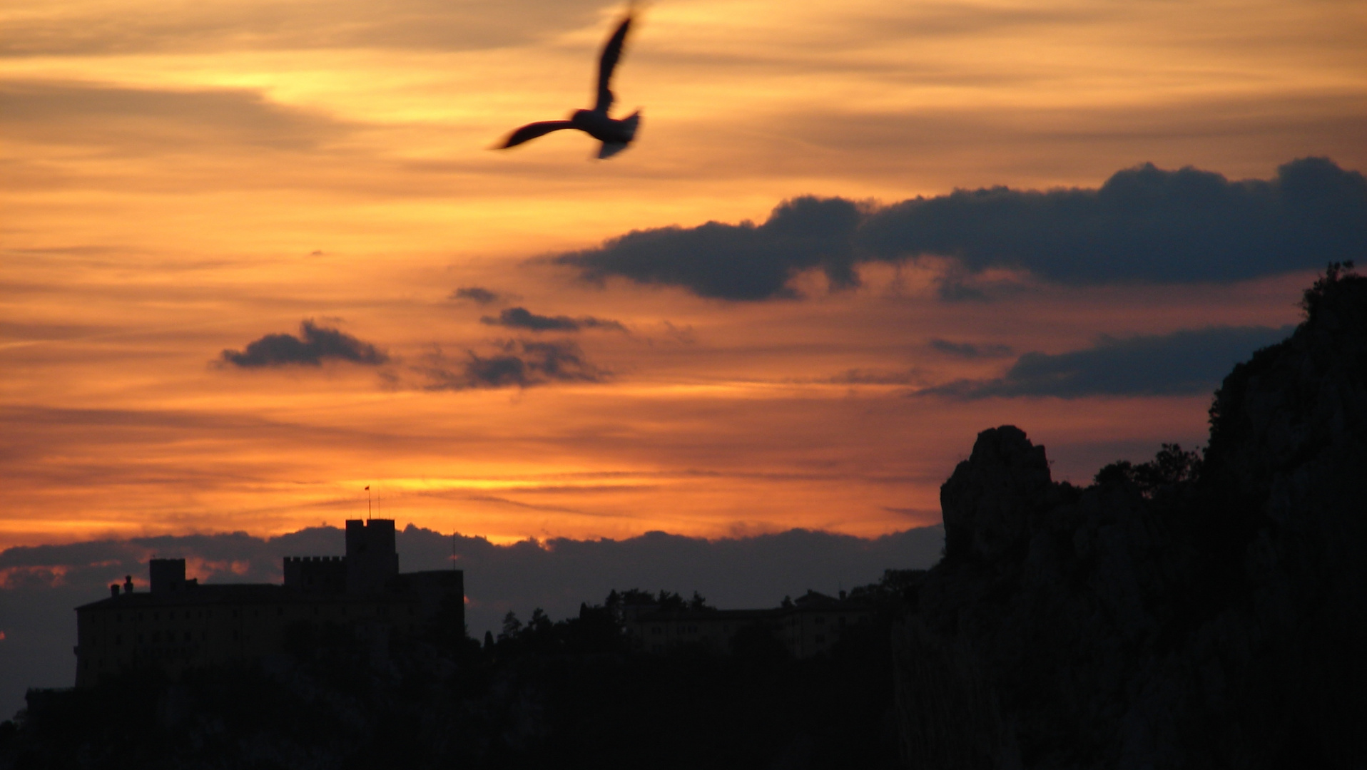 Castello sul mare al tramonto