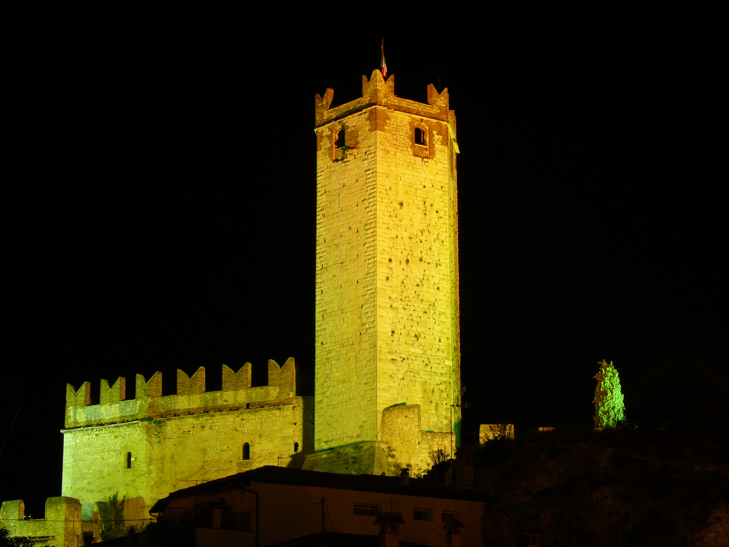 Castello von Malcesine (Gardasee), nachts im Scheinwerferlicht