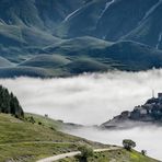 Castelluccio di Norcia knapp über dem Morgennebel im Tal #2