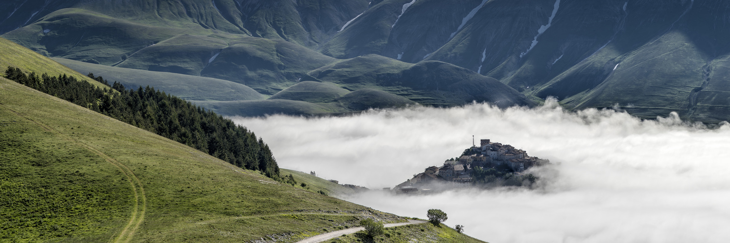 Castelluccio di Norcia knapp über dem Morgennebel im Tal #2